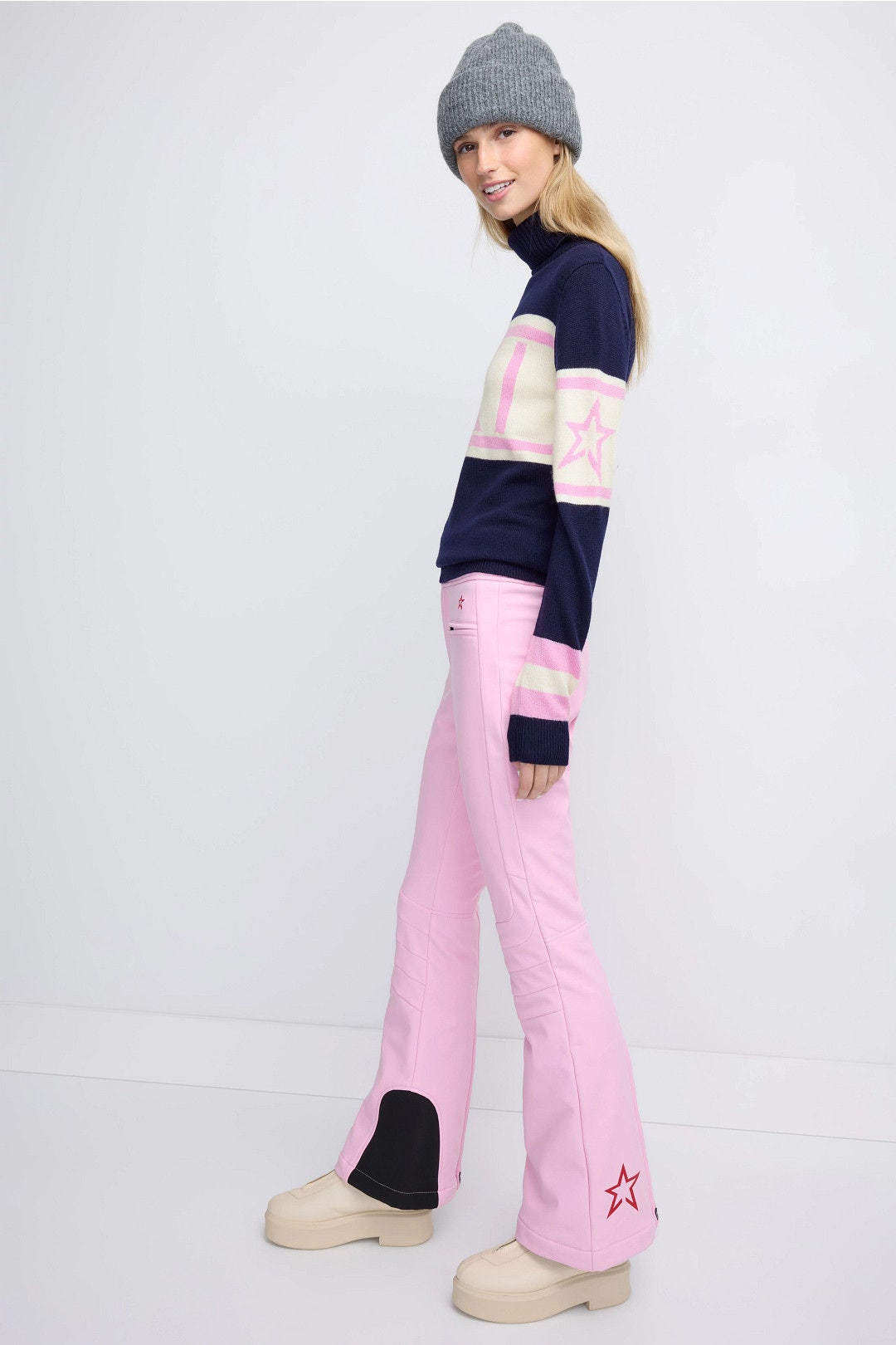 Logo Schild Sweater by Perfect Moment 1