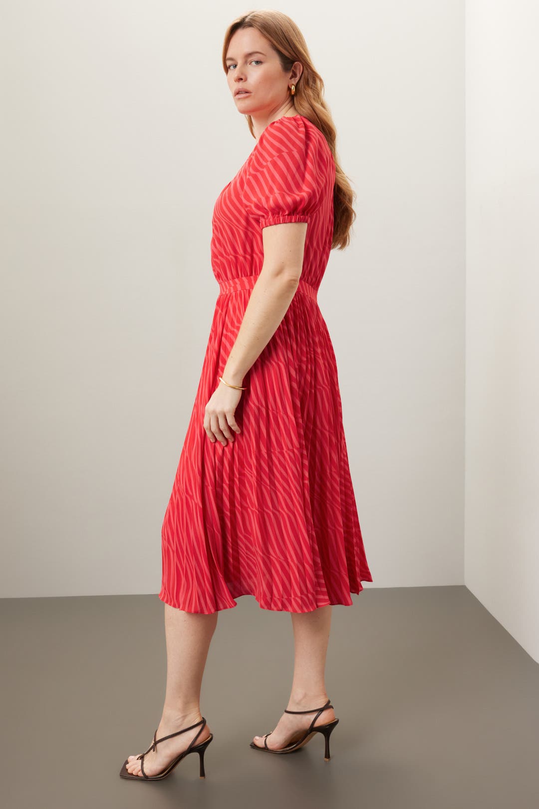ワンピース theredthread S oval pleats dress THEREDTHREAD / ザレッドスレッド】S oval pleats dress