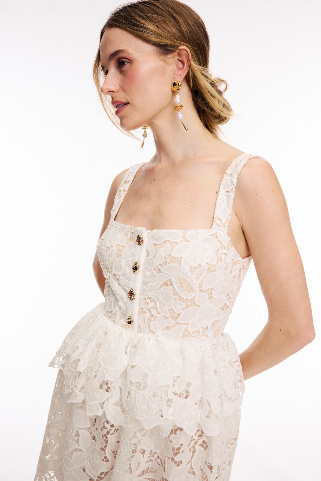 ワンピース SELF PORTRAIT 'White Lace Tiered Mini' dress White self-portrait White Lace Tiered Mini Dress in White | REVOLVE