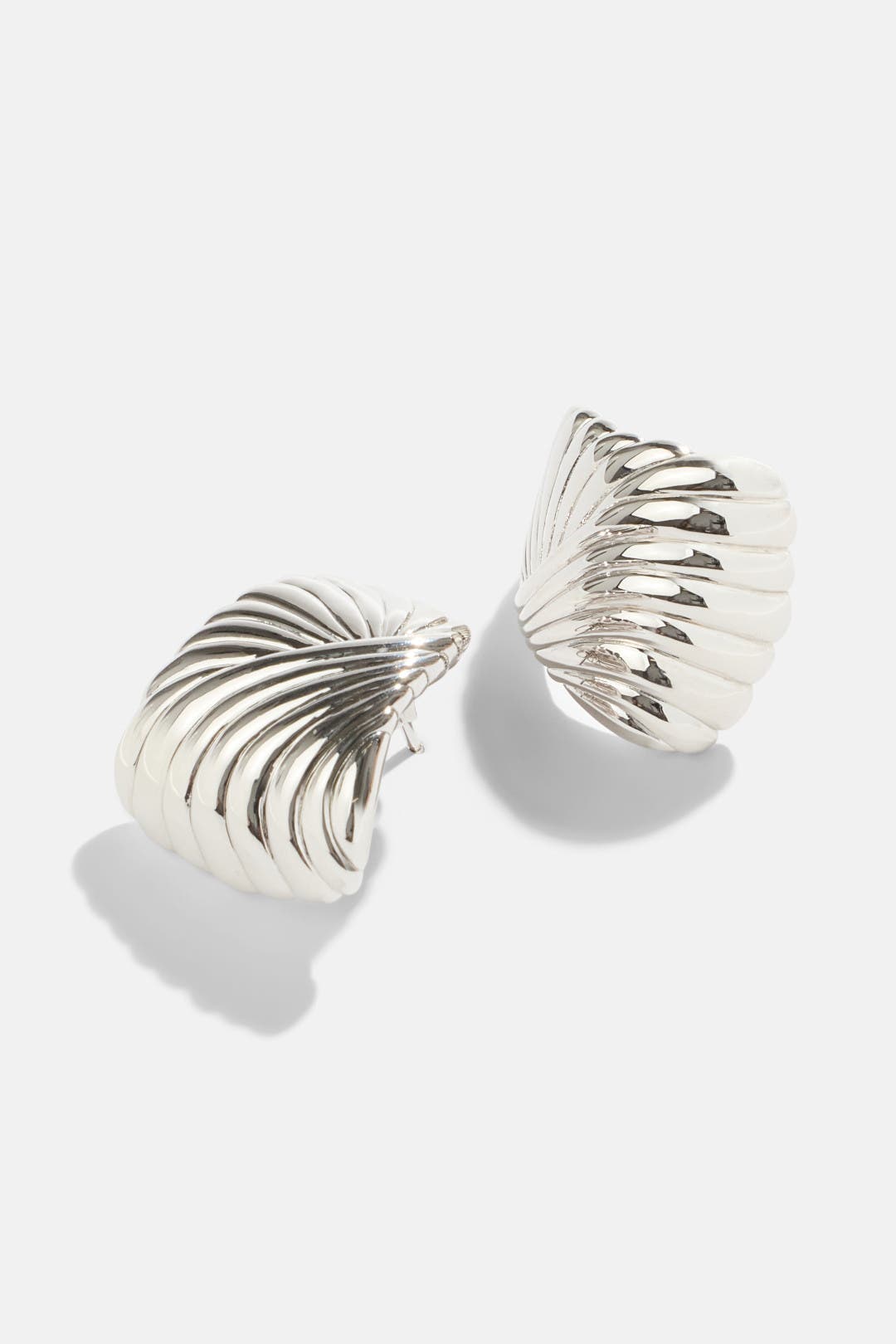 【MISSOMA】WAVY RIDGE スタッキング リング SILVER Wavy Ridge Ripple Oversized Stud Earrings by Missoma | Rent