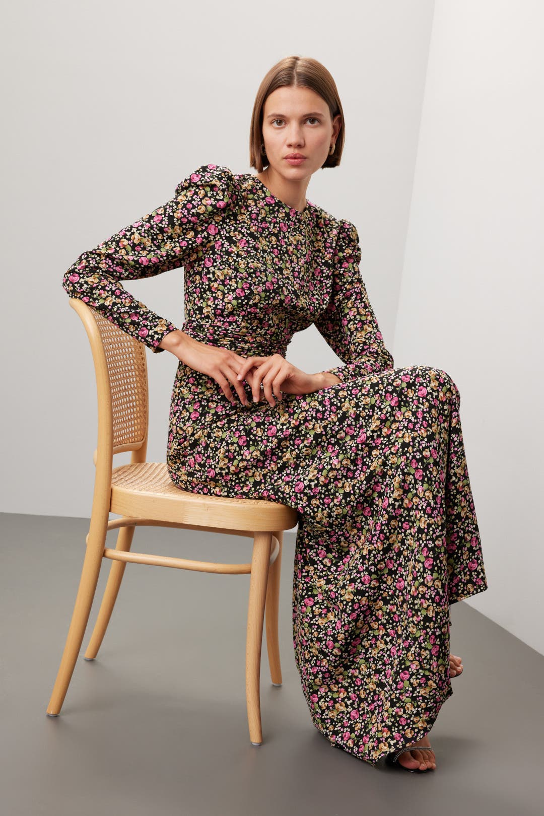 【Mac Duggal】Ieenaフローラルミニドレス Mac Duggal Women's Ieena Floral Print Asymmetrical Ruffle