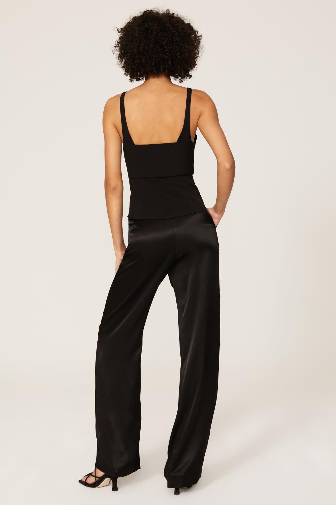 Heve クロスラッフルTOPS　ブラック Heve クロスラッフルTOPS ブラック Heve クロスラッフルTOPSブラック